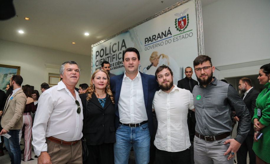 O governador Carlos Massa Ratinho Júnior dá posse a mais de 90 peritos oficiais, no Palácio Iguaçu. Os profissionais integrarão o efetivo da Polícia Científica do Paraná e, após formação, serão distribuídos no Estado, conforme a necessidade. Curitiba, 22/07/2019 -Foto: Geraldo Bubniak/ANPr