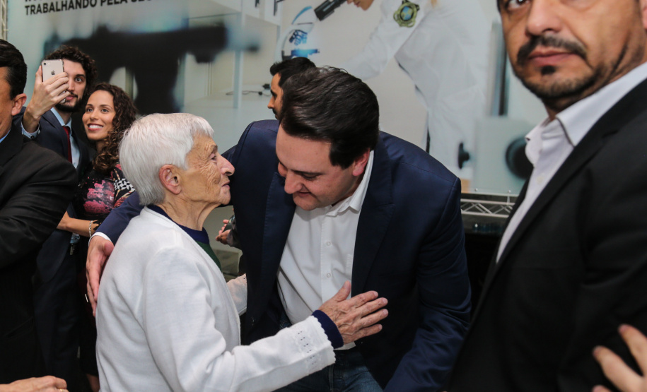 O governador Carlos Massa Ratinho Júnior dá posse a mais de 90 peritos oficiais, no Palácio Iguaçu. Os profissionais integrarão o efetivo da Polícia Científica do Paraná e, após formação, serão distribuídos no Estado, conforme a necessidade. Curitiba, 22/07/2019 -Foto: Geraldo Bubniak/ANPr