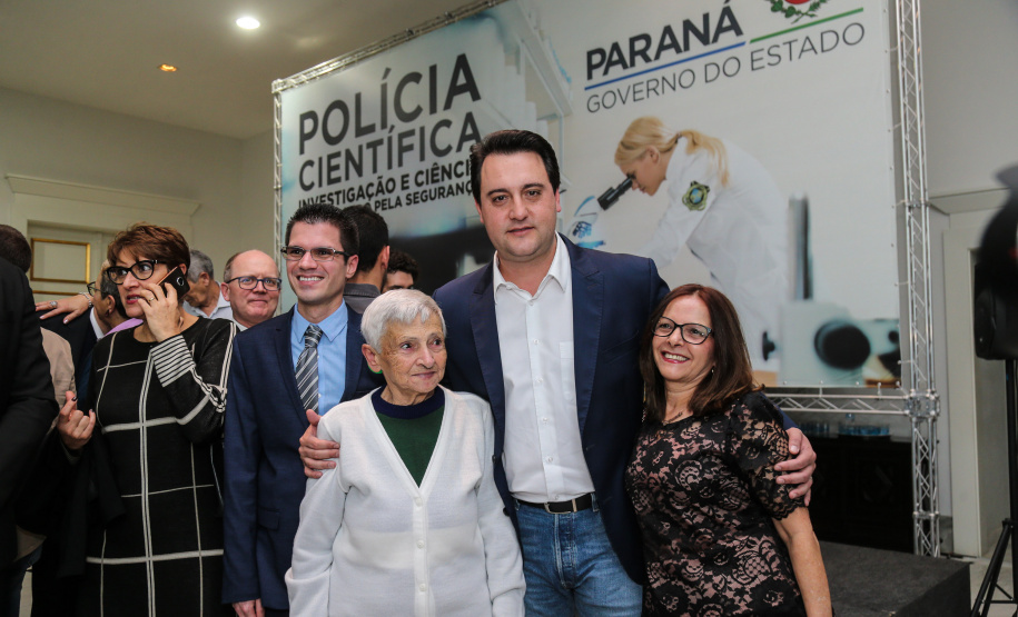 O governador Carlos Massa Ratinho Júnior dá posse a mais de 90 peritos oficiais, no Palácio Iguaçu. Os profissionais integrarão o efetivo da Polícia Científica do Paraná e, após formação, serão distribuídos no Estado, conforme a necessidade. Curitiba, 22/07/2019 -Foto: Geraldo Bubniak/ANPr