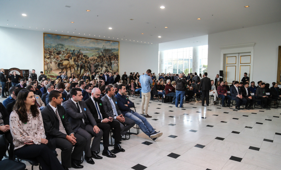O governador Carlos Massa Ratinho Júnior dá posse a mais de 90 peritos oficiais, no Palácio Iguaçu. Os profissionais integrarão o efetivo da Polícia Científica do Paraná e, após formação, serão distribuídos no Estado, conforme a necessidade. Curitiba, 22/07/2019 -Foto: Geraldo Bubniak/ANPr