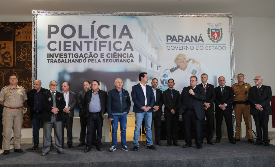 O governador Carlos Massa Ratinho Júnior dá posse a mais de 90 peritos oficiais, no Palácio Iguaçu. Os profissionais integrarão o efetivo da Polícia Científica do Paraná e, após formação, serão distribuídos no Estado, conforme a necessidade. Curitiba, 22/07/2019 -Foto: Geraldo Bubniak/ANPr
