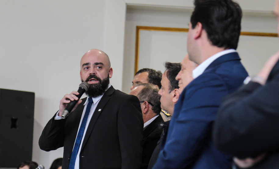 O governador Carlos Massa Ratinho Júnior dá posse a mais de 90 peritos oficiais, no Palácio Iguaçu. Os profissionais integrarão o efetivo da Polícia Científica do Paraná e, após formação, serão distribuídos no Estado, conforme a necessidade. Perito Carlos Augusto em discurso.Curitiba, 22/07/2019 -Foto: Geraldo Bubniak/ANPr