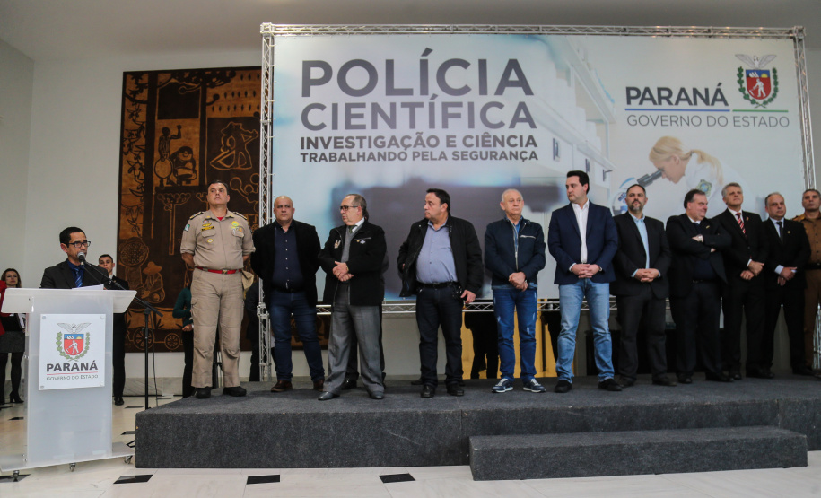 O governador Carlos Massa Ratinho Júnior dá posse  a mais de 90 peritos oficiais, no Palácio Iguaçu. Os profissionais integrarão o efetivo da Polícia Científica do Paraná e, após formação, serão distribuídos no Estado, conforme a necessidade. Curitiba, 22/07/2019 -Foto: Geraldo Bubniak/ANPr