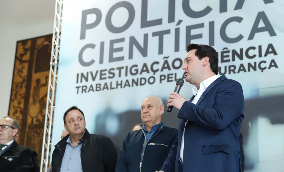 O governador Carlos Massa Ratinho Júnior dá posse a mais de 90 peritos oficiais, no Palácio Iguaçu. Os profissionais integrarão o efetivo da Polícia Científica do Paraná e, após formação, serão distribuídos no Estado, conforme a necessidade. Curitiba, 22/07/2019 -Foto: Rodrigo Felix Leal/ANPr