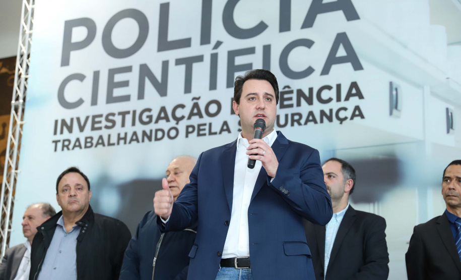 O governador Carlos Massa Ratinho Júnior dá posse a mais de 90 peritos oficiais, no Palácio Iguaçu. Os profissionais integrarão o efetivo da Polícia Científica do Paraná e, após formação, serão distribuídos no Estado, conforme a necessidade. Curitiba, 22/07/2019 -Foto: Rodrigo Felix Leal/ANPr