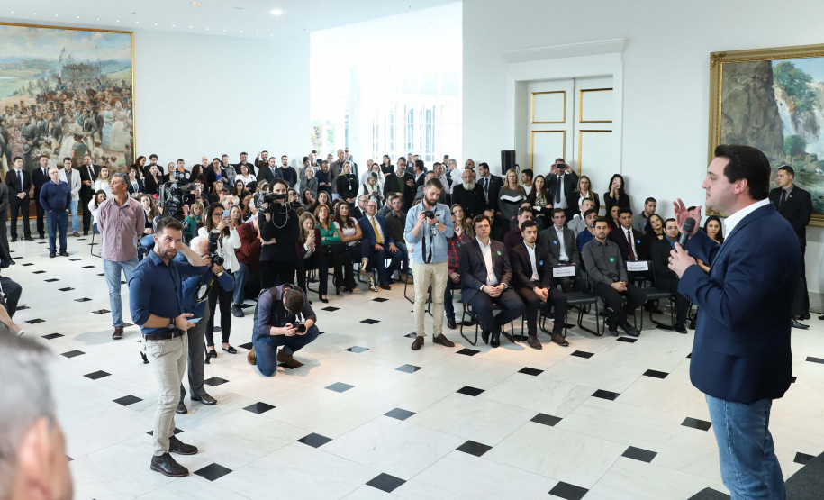 O governador Carlos Massa Ratinho Júnior dá posse a mais de 90 peritos oficiais, no Palácio Iguaçu. Os profissionais integrarão o efetivo da Polícia Científica do Paraná e, após formação, serão distribuídos no Estado, conforme a necessidade. Curitiba, 22/07/2019 -Foto: Rodrigo Felix Leal/ANPr