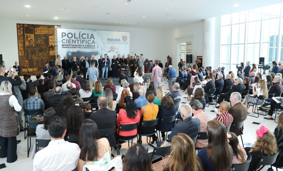 O governador Carlos Massa Ratinho Júnior dá posse a mais de 90 peritos oficiais, no Palácio Iguaçu. Os profissionais integrarão o efetivo da Polícia Científica do Paraná e, após formação, serão distribuídos no Estado, conforme a necessidade. Curitiba, 22/07/2019 -Foto: Rodrigo Felix Leal/ANPr