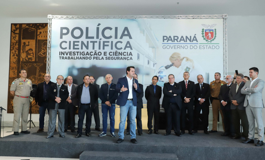 O governador Carlos Massa Ratinho Júnior dá posse a mais de 90 peritos oficiais, no Palácio Iguaçu. Os profissionais integrarão o efetivo da Polícia Científica do Paraná e, após formação, serão distribuídos no Estado, conforme a necessidade. Curitiba, 22/07/2019 -Foto: Rodrigo Felix Leal/ANPr