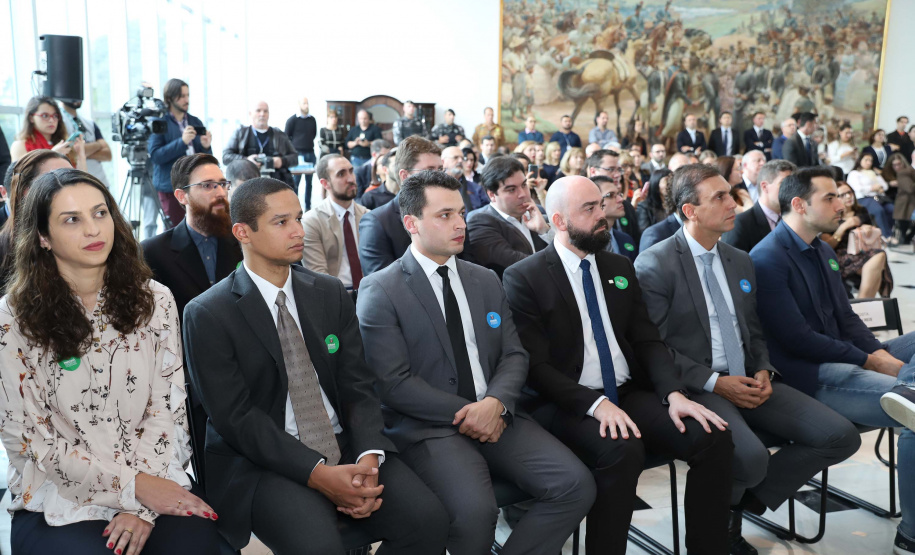 O governador Carlos Massa Ratinho Júnior dá posse a mais de 90 peritos oficiais, no Palácio Iguaçu. Os profissionais integrarão o efetivo da Polícia Científica do Paraná e, após formação, serão distribuídos no Estado, conforme a necessidade. Curitiba, 22/07/2019 -Foto: Rodrigo Felix Leal/ANPr