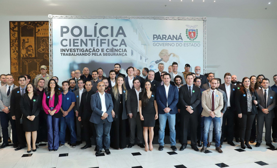 O governador Carlos Massa Ratinho Júnior dá posse a mais de 90 peritos oficiais, no Palácio Iguaçu. Os profissionais integrarão o efetivo da Polícia Científica do Paraná e, após formação, serão distribuídos no Estado, conforme a necessidade. Curitiba, 22/07/2019 -Foto: Rodrigo Felix Leal/ANPr