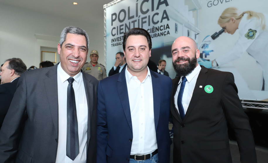 O governador Carlos Massa Ratinho Júnior dá posse a mais de 90 peritos oficiais, no Palácio Iguaçu. Os profissionais integrarão o efetivo da Polícia Científica do Paraná e, após formação, serão distribuídos no Estado, conforme a necessidade. Curitiba, 22/07/2019 -Foto: Rodrigo Felix Leal/ANPr