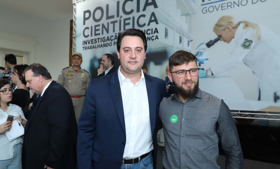 O governador Carlos Massa Ratinho Júnior dá posse a mais de 90 peritos oficiais, no Palácio Iguaçu. Os profissionais integrarão o efetivo da Polícia Científica do Paraná e, após formação, serão distribuídos no Estado, conforme a necessidade. Curitiba, 22/07/2019 -Foto: Rodrigo Felix Leal/ANPr