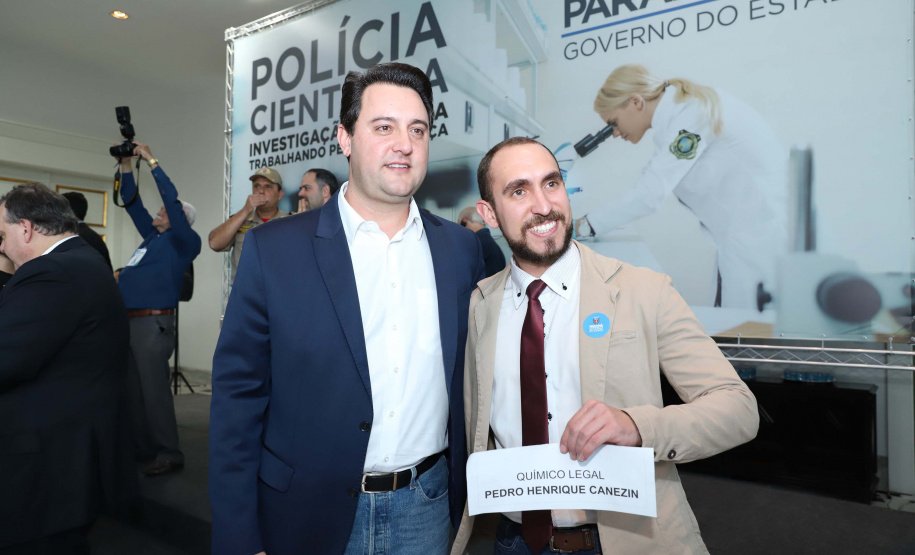 O governador Carlos Massa Ratinho Júnior dá posse a mais de 90 peritos oficiais, no Palácio Iguaçu. Os profissionais integrarão o efetivo da Polícia Científica do Paraná e, após formação, serão distribuídos no Estado, conforme a necessidade. Curitiba, 22/07/2019 -Foto: Rodrigo Felix Leal/ANPr