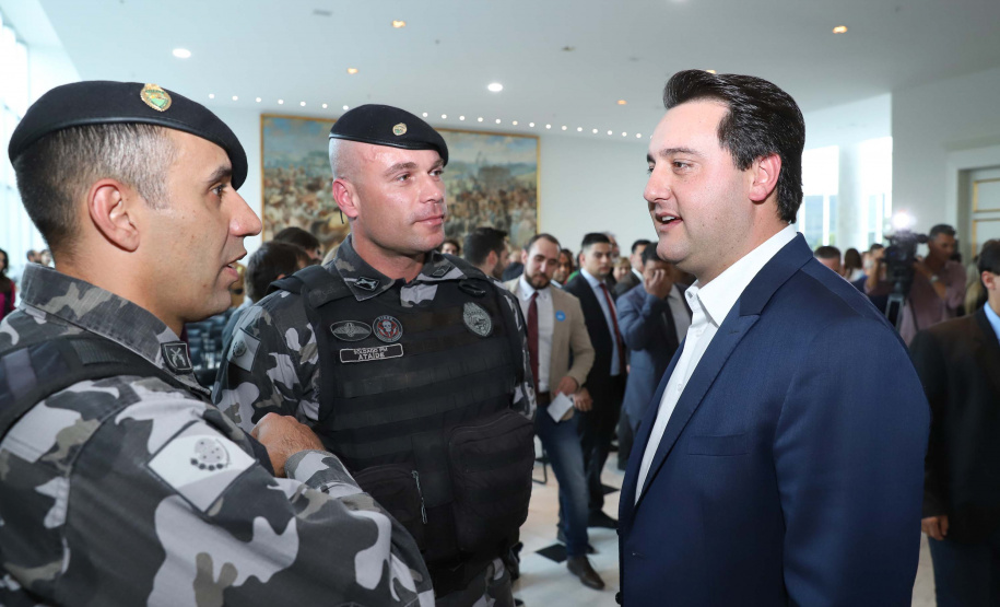 O governador Carlos Massa Ratinho Júnior dá posse a mais de 90 peritos oficiais, no Palácio Iguaçu. Os profissionais integrarão o efetivo da Polícia Científica do Paraná e, após formação, serão distribuídos no Estado, conforme a necessidade. Curitiba, 22/07/2019 -Foto: Rodrigo Felix Leal/ANPr