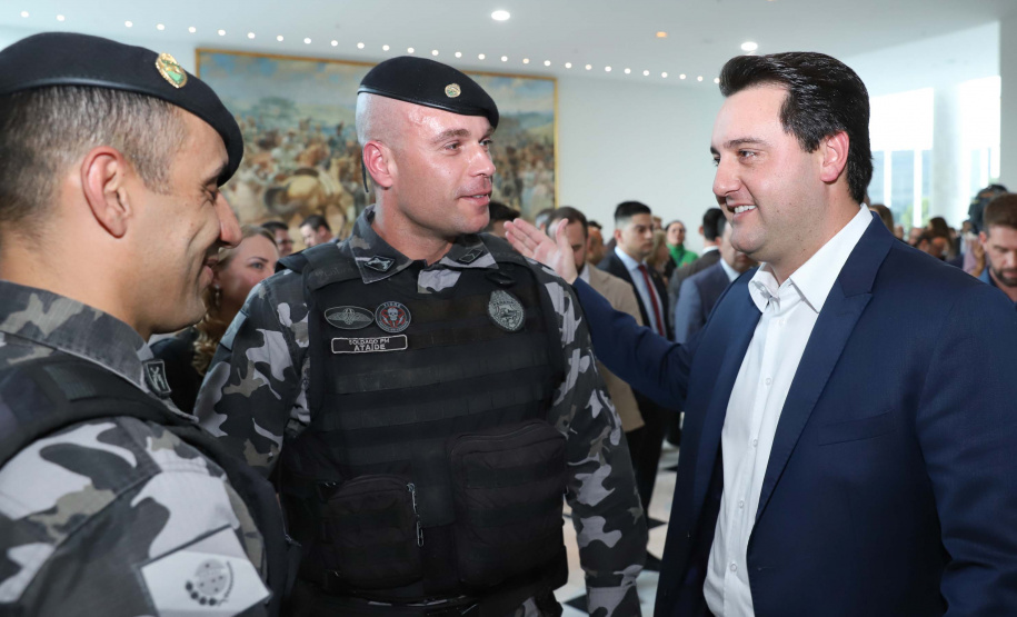 O governador Carlos Massa Ratinho Júnior dá posse a mais de 90 peritos oficiais, no Palácio Iguaçu. Os profissionais integrarão o efetivo da Polícia Científica do Paraná e, após formação, serão distribuídos no Estado, conforme a necessidade. Curitiba, 22/07/2019 -Foto: Rodrigo Felix Leal/ANPr