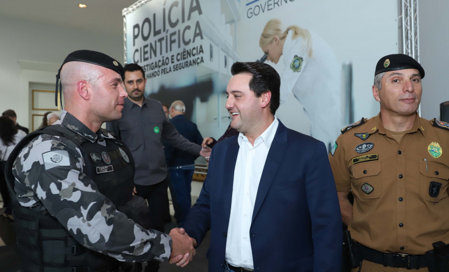 O governador Carlos Massa Ratinho Júnior dá posse a mais de 90 peritos oficiais, no Palácio Iguaçu. Os profissionais integrarão o efetivo da Polícia Científica do Paraná e, após formação, serão distribuídos no Estado, conforme a necessidade. Curitiba, 22/07/2019 -Foto: Rodrigo Felix Leal/ANPr