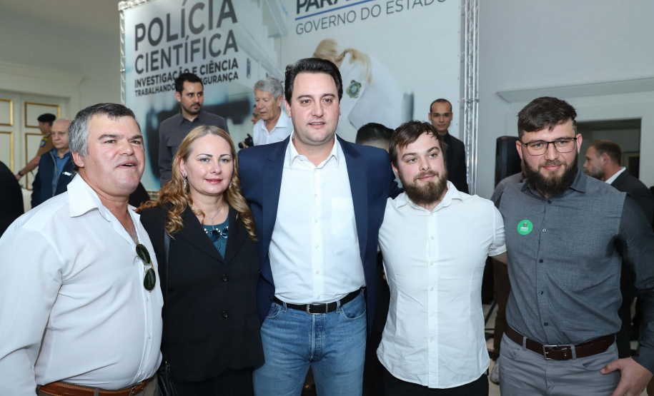 O governador Carlos Massa Ratinho Júnior dá posse a mais de 90 peritos oficiais, no Palácio Iguaçu. Os profissionais integrarão o efetivo da Polícia Científica do Paraná e, após formação, serão distribuídos no Estado, conforme a necessidade. Curitiba, 22/07/2019 -Foto: Rodrigo Felix Leal/ANPr