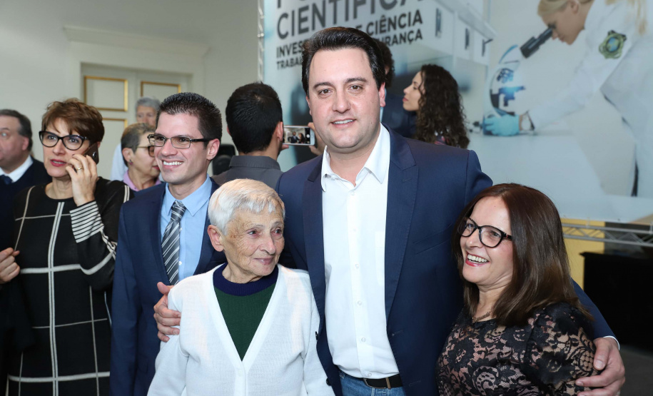 O governador Carlos Massa Ratinho Júnior dá posse a mais de 90 peritos oficiais, no Palácio Iguaçu. Os profissionais integrarão o efetivo da Polícia Científica do Paraná e, após formação, serão distribuídos no Estado, conforme a necessidade. Curitiba, 22/07/2019 -Foto: Rodrigo Felix Leal/ANPr