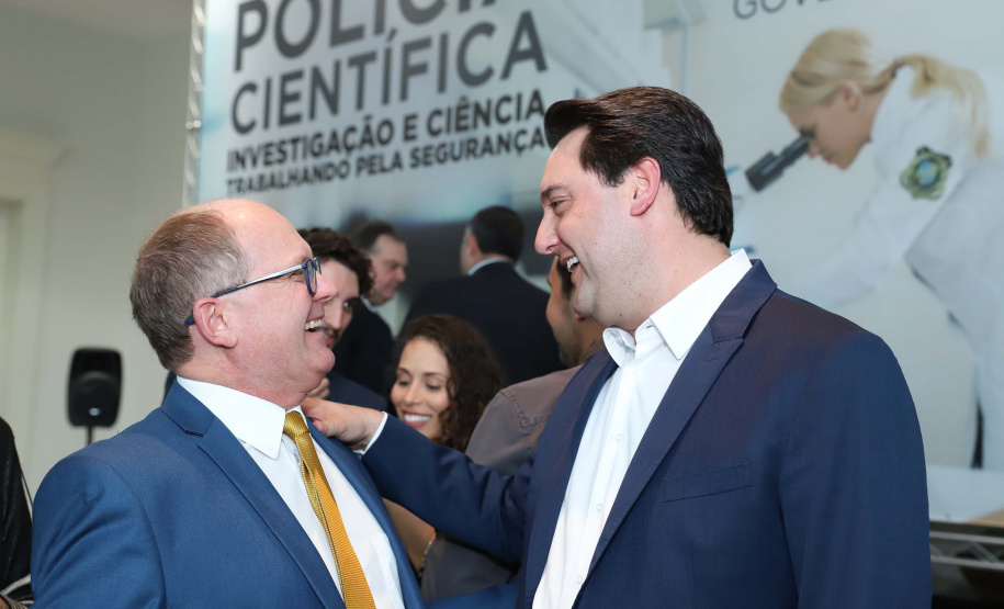 O governador Carlos Massa Ratinho Júnior dá posse a mais de 90 peritos oficiais, no Palácio Iguaçu. Os profissionais integrarão o efetivo da Polícia Científica do Paraná e, após formação, serão distribuídos no Estado, conforme a necessidade. Curitiba, 22/07/2019 -Foto: Rodrigo Felix Leal/ANPr