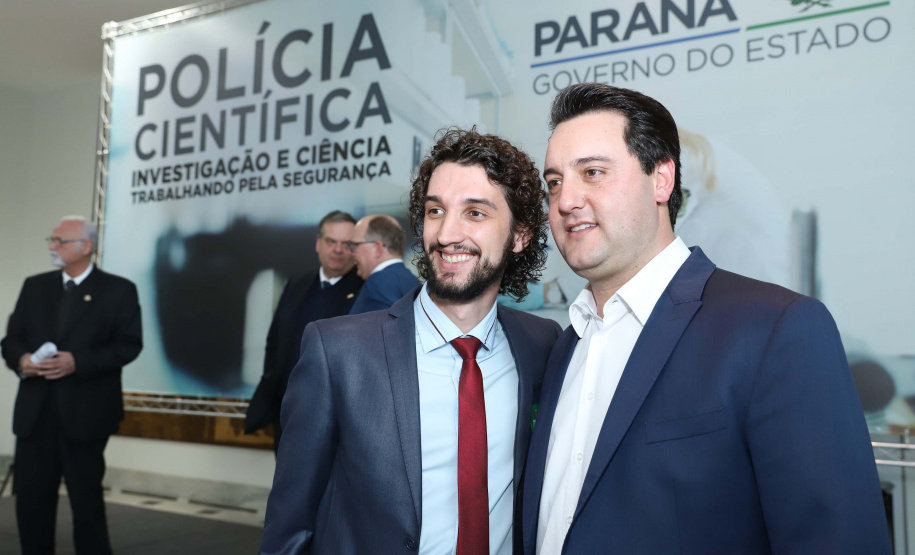 O governador Carlos Massa Ratinho Júnior dá posse a mais de 90 peritos oficiais, no Palácio Iguaçu. Os profissionais integrarão o efetivo da Polícia Científica do Paraná e, após formação, serão distribuídos no Estado, conforme a necessidade. Curitiba, 22/07/2019 -Foto: Rodrigo Felix Leal/ANPr