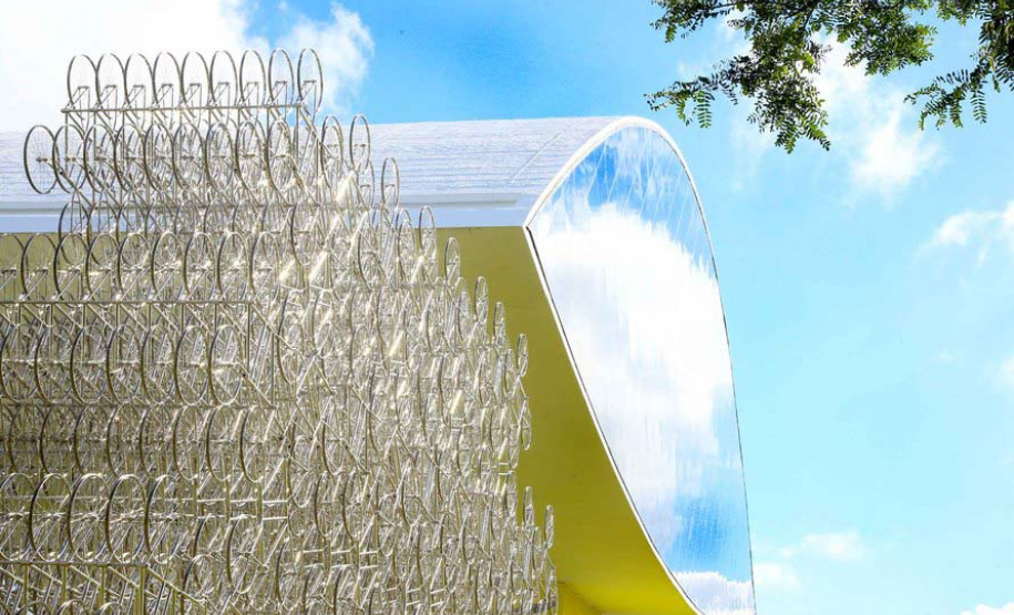 O Museu Oscar Niemeyer tem entrada gratuita nesta quarta-feira (2) e oferece várias atividades aos visitantes, entre elas uma mediação na mostra Ai Weiwei Raiz, em sua última semana em cartaz. A atividade acontece às 15 horas, no Olho.
Das 11h às 17h, haverá a oficina livre Pensar a Imagem, com a equipe do Educativo. Em seguida, às 16h30, a mediação acontece na Sala 2, na exposição O que é Original, com obras do artista Marcelo Conrado. Foto:Jaelson Lucas/ANPr