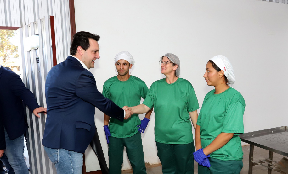 O governador Carlos Massa Ratinho Junior participou nesta terça-feira (23), em Cascavel, do evento de certificação SISBI (Sistema Brasileiro de Inspeção de Produtos de Origem Animal) para a Granja Refem, que desenvolve um projeto pioneiro no Estado de produção de ovos a partir da criação de galinhas sem gaiola. Foto: Arnaldo Alves / ANPr.