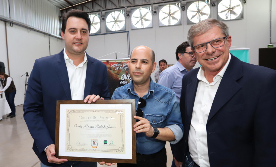 O governador Carlos Massa Ratinho Junior participou nesta terça-feira (23), em Cascavel, do evento de certificação SISBI (Sistema Brasileiro de Inspeção de Produtos de Origem Animal) para a Granja Refem, que desenvolve um projeto pioneiro no Estado de produção de ovos a partir da criação de galinhas sem gaiola. Foto: Arnaldo Alves / ANPr.