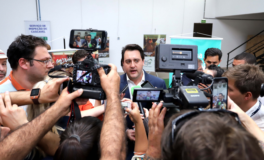 O governador Carlos Massa Ratinho Junior participou nesta terça-feira (23), em Cascavel, do evento de certificação SISBI (Sistema Brasileiro de Inspeção de Produtos de Origem Animal) para a Granja Refem, que desenvolve um projeto pioneiro no Estado de produção de ovos a partir da criação de galinhas sem gaiola.Foto: Arnaldo Alves / ANPr.