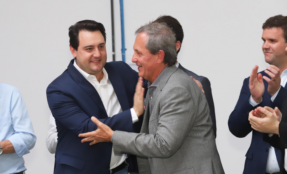 O governador Carlos Massa Ratinho Junior participou nesta terça-feira (23), em Cascavel, do evento de certificação SISBI (Sistema Brasileiro de Inspeção de Produtos de Origem Animal) para a Granja Refem, que desenvolve um projeto pioneiro no Estado de produção de ovos a partir da criação de galinhas sem gaiola.Foto: Arnaldo Alves / ANPr.