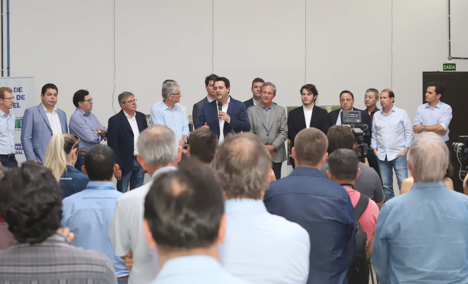 O governador Carlos Massa Ratinho Junior participou nesta terça-feira (23), em Cascavel, do evento de certificação SISBI (Sistema Brasileiro de Inspeção de Produtos de Origem Animal) para a Granja Refem, que desenvolve um projeto pioneiro no Estado de produção de ovos a partir da criação de galinhas sem gaiola. Foto: Arnaldo Alves / ANPr.
