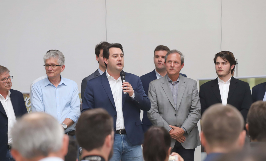 O governador Carlos Massa Ratinho Junior participou nesta terça-feira (23), em Cascavel, do evento de certificação SISBI (Sistema Brasileiro de Inspeção de Produtos de Origem Animal) para a Granja Refem, que desenvolve um projeto pioneiro no Estado de produção de ovos a partir da criação de galinhas sem gaiola.Foto: Arnaldo Alves / ANPr.
