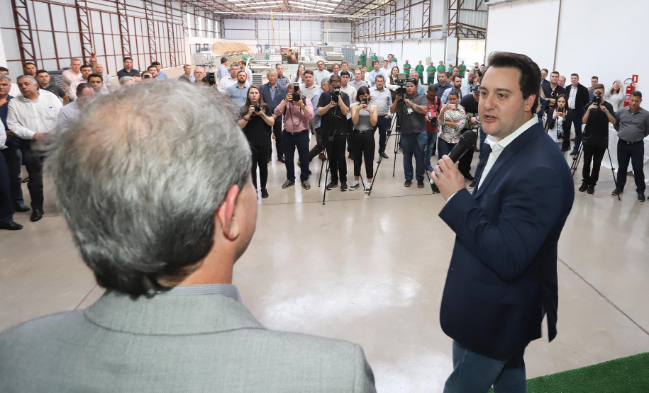 O governador Carlos Massa Ratinho Junior participou nesta terça-feira (23), em Cascavel, do evento de certificação SISBI (Sistema Brasileiro de Inspeção de Produtos de Origem Animal) para a Granja Refem, que desenvolve um projeto pioneiro no Estado de produção de ovos a partir da criação de galinhas sem gaiola.Foto: Arnaldo Alves / ANPr.