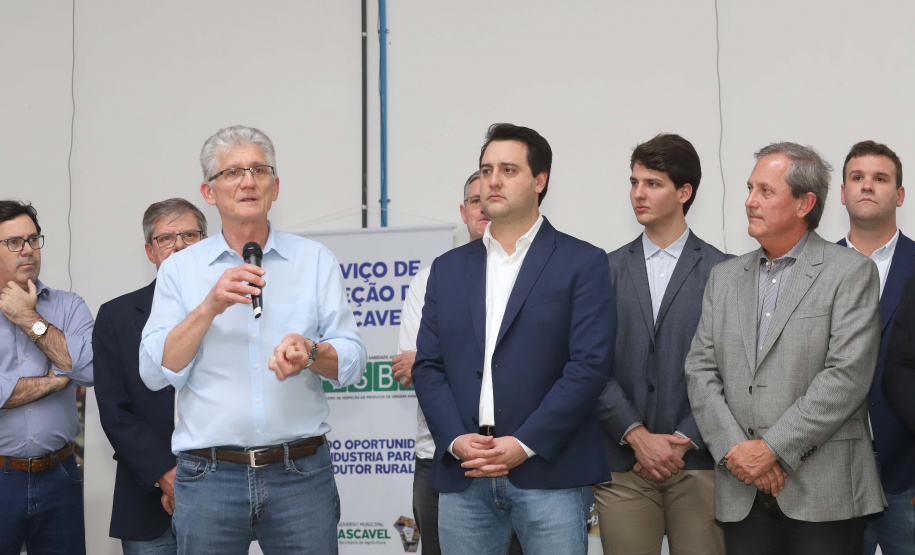 O governador Carlos Massa Ratinho Junior participou nesta terça-feira (23), em Cascavel, do evento de certificação SISBI (Sistema Brasileiro de Inspeção de Produtos de Origem Animal) para a Granja Refem, que desenvolve um projeto pioneiro no Estado de produção de ovos a partir da criação de galinhas sem gaiola.Foto: Arnaldo Alves / ANPr.