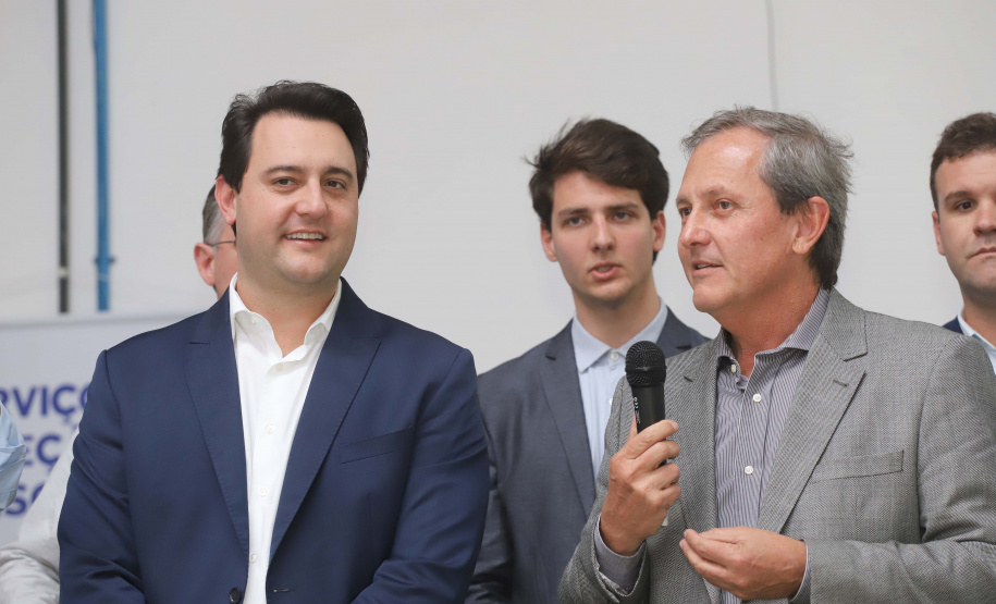 O governador Carlos Massa Ratinho Junior participou nesta terça-feira (23), em Cascavel, do evento de certificação SISBI (Sistema Brasileiro de Inspeção de Produtos de Origem Animal) para a Granja Refem, que desenvolve um projeto pioneiro no Estado de produção de ovos a partir da criação de galinhas sem gaiola. Foto: Arnaldo Alves / ANPr.