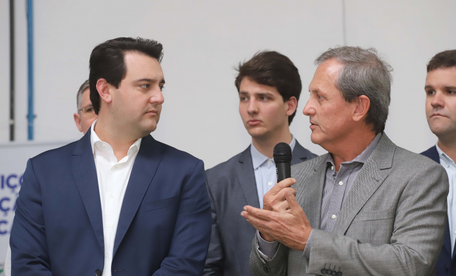 O governador Carlos Massa Ratinho Junior participou nesta terça-feira (23), em Cascavel, do evento de certificação SISBI (Sistema Brasileiro de Inspeção de Produtos de Origem Animal) para a Granja Refem, que desenvolve um projeto pioneiro no Estado de produção de ovos a partir da criação de galinhas sem gaiola. Foto: Arnaldo Alves / ANPr.