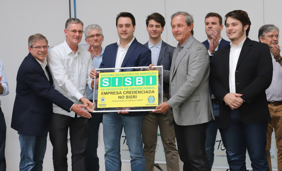 O governador Carlos Massa Ratinho Junior participou nesta terça-feira (23), em Cascavel, do evento de certificação SISBI (Sistema Brasileiro de Inspeção de Produtos de Origem Animal) para a Granja Refem, que desenvolve um projeto pioneiro no Estado de produção de ovos a partir da criação de galinhas sem gaiola. Foto: Arnaldo Alves / ANPr.