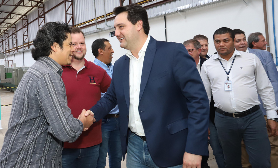 O governador Carlos Massa Ratinho Junior participou nesta terça-feira (23), em Cascavel, do evento de certificação SISBI (Sistema Brasileiro de Inspeção de Produtos de Origem Animal) para a Granja Refem, que desenvolve um projeto pioneiro no Estado de produção de ovos a partir da criação de galinhas sem gaiola .Foto: Arnaldo Alves / ANPr.