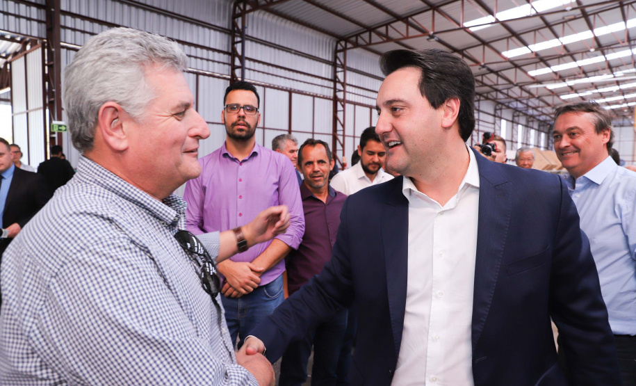 O governador Carlos Massa Ratinho Junior participou nesta terça-feira (23), em Cascavel, do evento de certificação SISBI (Sistema Brasileiro de Inspeção de Produtos de Origem Animal) para a Granja Refem, que desenvolve um projeto pioneiro no Estado de produção de ovos a partir da criação de galinhas sem gaiola. Foto: Rodrigo Felix Leal/ANPr