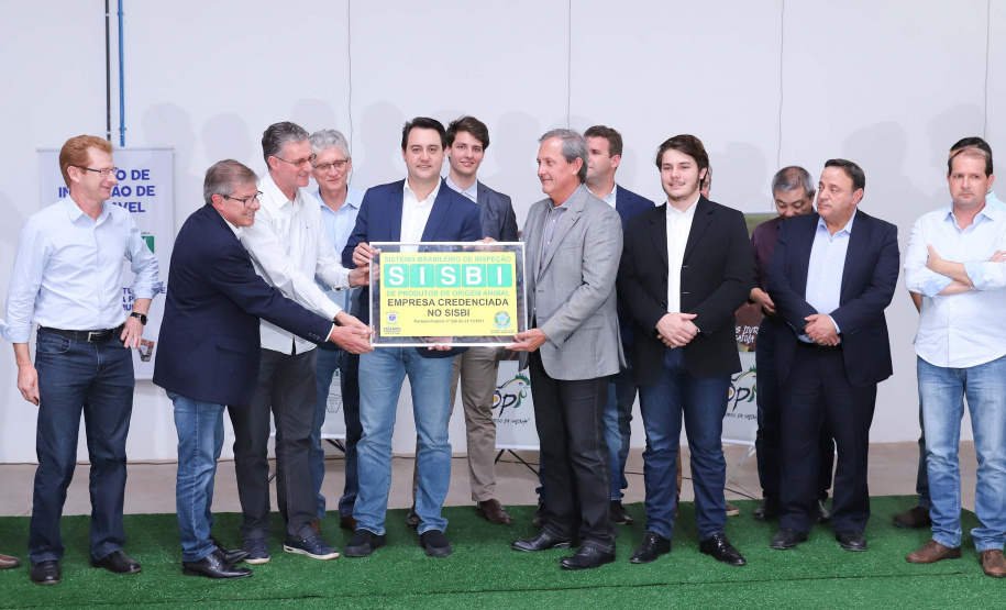 O governador Carlos Massa Ratinho Junior participou nesta terça-feira (23), em Cascavel, do evento de certificação SISBI (Sistema Brasileiro de Inspeção de Produtos de Origem Animal) para a Granja Refem, que desenvolve um projeto pioneiro no Estado de produção de ovos a partir da criação de galinhas sem gaiola. Foto: Rodrigo Felix Leal/ANPr