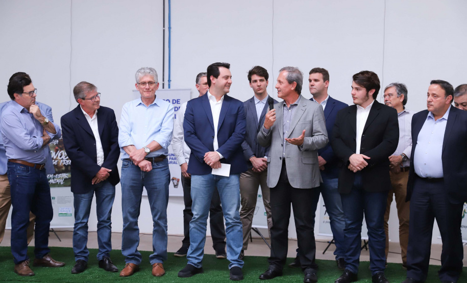 O governador Carlos Massa Ratinho Junior participou nesta terça-feira (23), em Cascavel, do evento de certificação SISBI (Sistema Brasileiro de Inspeção de Produtos de Origem Animal) para a Granja Refem, que desenvolve um projeto pioneiro no Estado de produção de ovos a partir da criação de galinhas sem gaiola.Foto: Rodrigo Felix Leal/ANPr