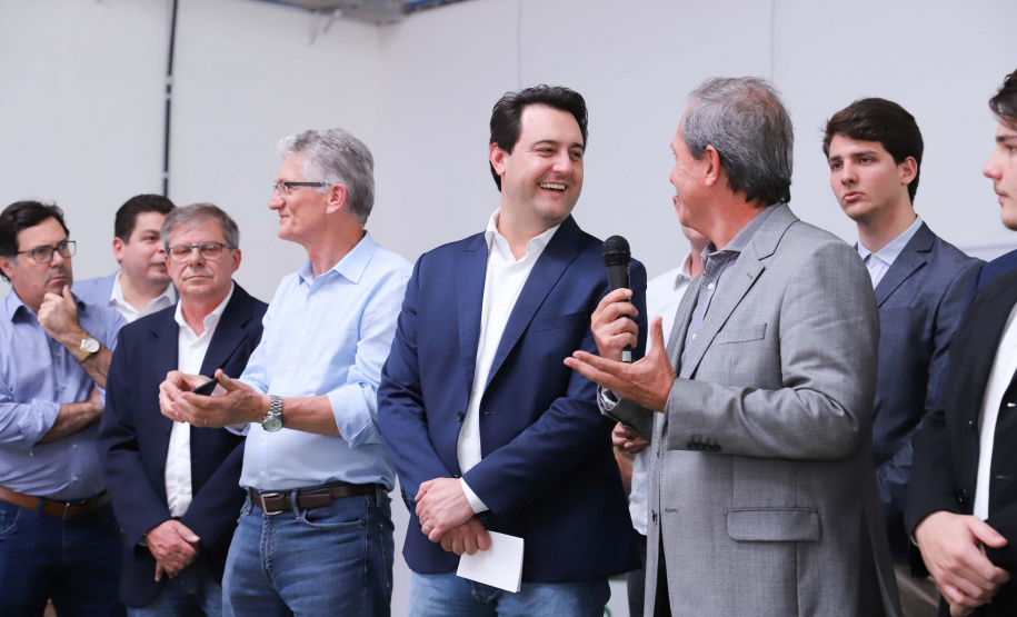 O governador Carlos Massa Ratinho Junior participou nesta terça-feira (23), em Cascavel, do evento de certificação SISBI (Sistema Brasileiro de Inspeção de Produtos de Origem Animal) para a Granja Refem, que desenvolve um projeto pioneiro no Estado de produção de ovos a partir da criação de galinhas sem gaiola.Foto: Rodrigo Felix Leal/ANPr