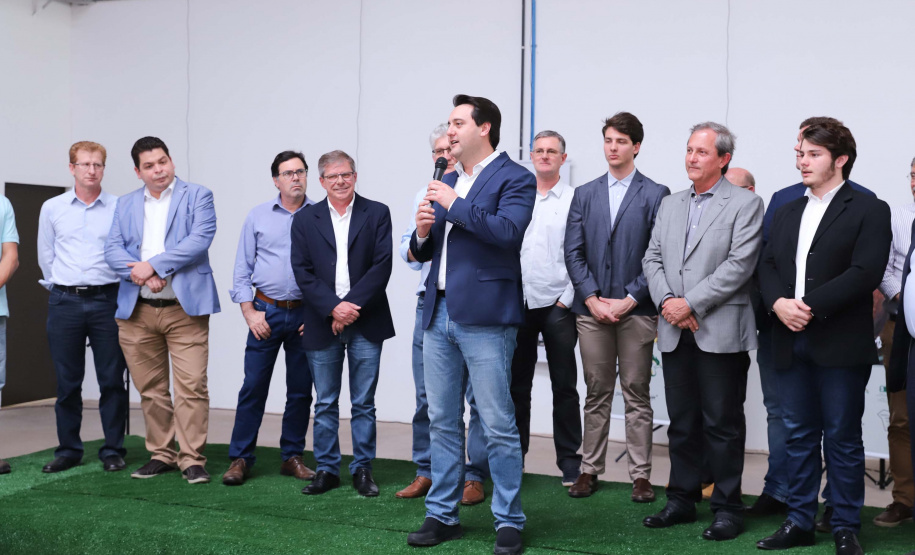 O governador Carlos Massa Ratinho Junior participou nesta terça-feira (23), em Cascavel, do evento de certificação SISBI (Sistema Brasileiro de Inspeção de Produtos de Origem Animal) para a Granja Refem, que desenvolve um projeto pioneiro no Estado de produção de ovos a partir da criação de galinhas sem gaiola..Foto: Rodrigo Felix Leal/ANPr