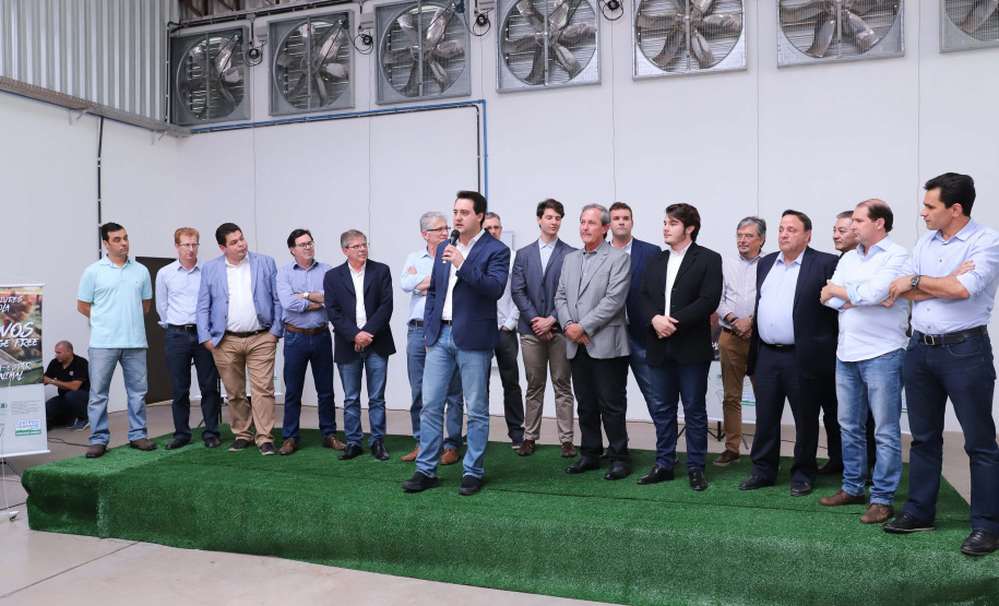 O governador Carlos Massa Ratinho Junior participou nesta terça-feira (23), em Cascavel, do evento de certificação SISBI (Sistema Brasileiro de Inspeção de Produtos de Origem Animal) para a Granja Refem, que desenvolve um projeto pioneiro no Estado de produção de ovos a partir da criação de galinhas sem gaiola. Foto: Rodrigo Felix Leal/ANPr