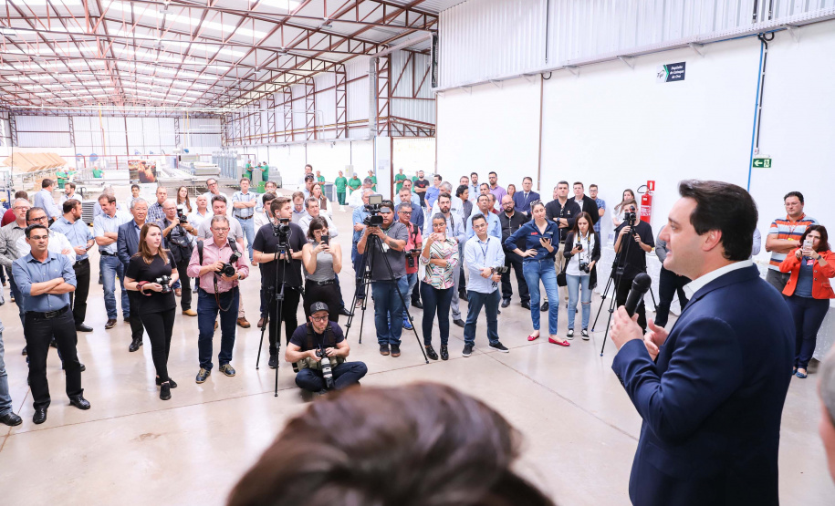 O governador Carlos Massa Ratinho Junior participou nesta terça-feira (23), em Cascavel, do evento de certificação SISBI (Sistema Brasileiro de Inspeção de Produtos de Origem Animal) para a Granja Refem, que desenvolve um projeto pioneiro no Estado de produção de ovos a partir da criação de galinhas sem gaiola. Foto: Rodrigo Felix Leal/ANPr