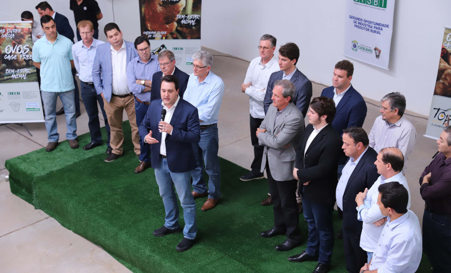 O governador Carlos Massa Ratinho Junior participou nesta terça-feira (23), em Cascavel, do evento de certificação SISBI (Sistema Brasileiro de Inspeção de Produtos de Origem Animal) para a Granja Refem, que desenvolve um projeto pioneiro no Estado de produção de ovos a partir da criação de galinhas sem gaiola. Foto: Rodrigo Felix Leal/ANPr