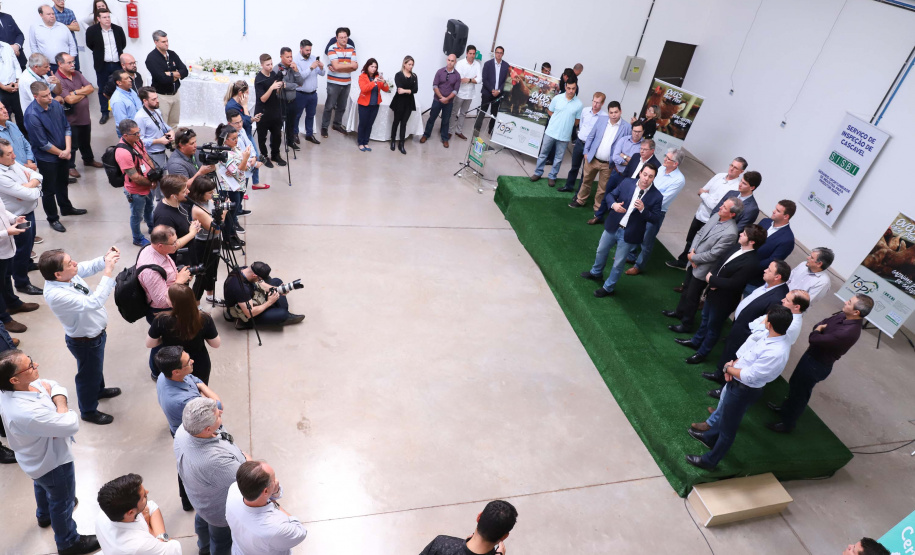 O governador Carlos Massa Ratinho Junior participou nesta terça-feira (23), em Cascavel, do evento de certificação SISBI (Sistema Brasileiro de Inspeção de Produtos de Origem Animal) para a Granja Refem, que desenvolve um projeto pioneiro no Estado de produção de ovos a partir da criação de galinhas sem gaiola. Foto: Rodrigo Felix Leal/ANPr