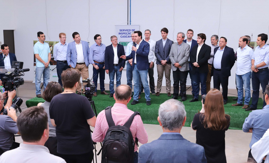 O governador Carlos Massa Ratinho Junior participou nesta terça-feira (23), em Cascavel, do evento de certificação SISBI (Sistema Brasileiro de Inspeção de Produtos de Origem Animal) para a Granja Refem, que desenvolve um projeto pioneiro no Estado de produção de ovos a partir da criação de galinhas sem gaiola.Foto: Rodrigo Felix Leal/ANPr