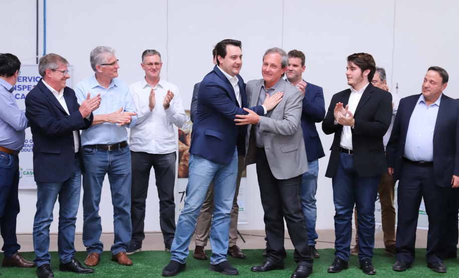 O governador Carlos Massa Ratinho Junior participou nesta terça-feira (23), em Cascavel, do evento de certificação SISBI (Sistema Brasileiro de Inspeção de Produtos de Origem Animal) para a Granja Refem, que desenvolve um projeto pioneiro no Estado de produção de ovos a partir da criação de galinhas sem gaiola. Foto: Rodrigo Felix Leal/ANPr