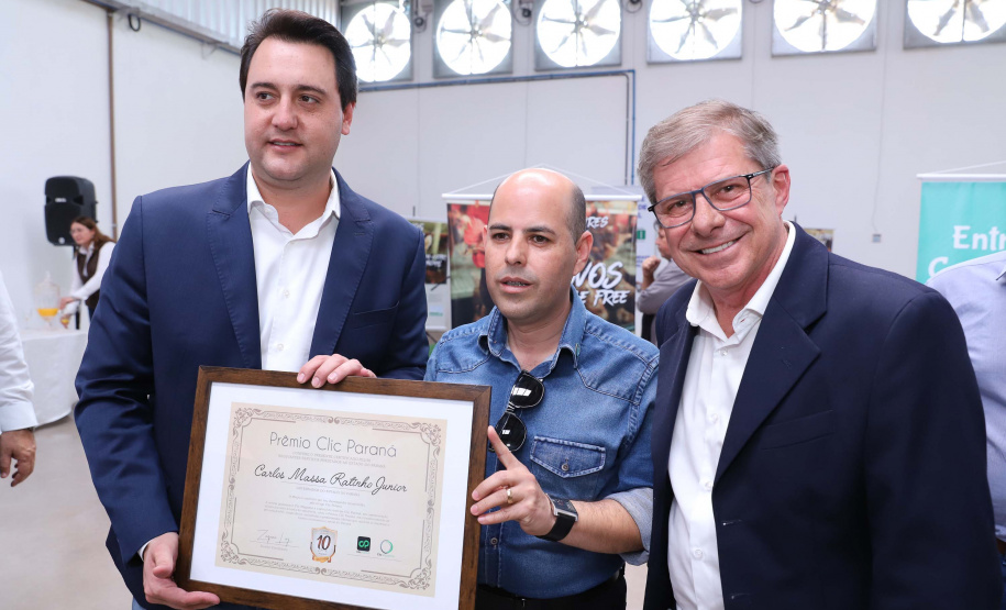 O governador Carlos Massa Ratinho Junior participou nesta terça-feira (23), em Cascavel, do evento de certificação SISBI (Sistema Brasileiro de Inspeção de Produtos de Origem Animal) para a Granja Refem, que desenvolve um projeto pioneiro no Estado de produção de ovos a partir da criação de galinhas sem gaiola. Foto: Rodrigo Felix Leal/ANPr