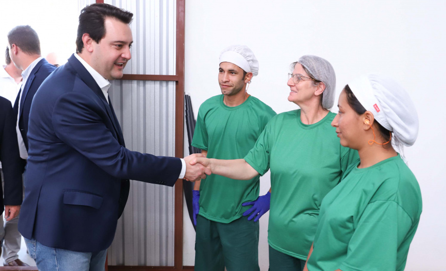 O governador Carlos Massa Ratinho Junior participou nesta terça-feira (23), em Cascavel, do evento de certificação SISBI (Sistema Brasileiro de Inspeção de Produtos de Origem Animal) para a Granja Refem, que desenvolve um projeto pioneiro no Estado de produção de ovos a partir da criação de galinhas sem gaiola. Foto: Rodrigo Felix Leal/ANPr